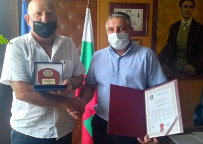 Nedyalko Dimitrov - Regional representative of the Association of employees from the Ministry of Interior who worked and are working against organized crime for the city of Veliko Tarnovo awards the director of the District Police Directorate Commissioner Dimitar Mashov