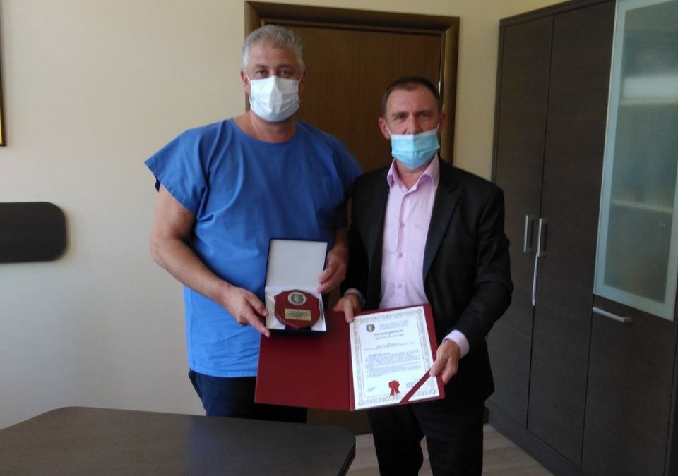The Deputy Chairman of the Board of the Association Employees of the Ministry of Interior Ivan Krastanov presented a letter of thanks and a plaque of honor to Prof. Dr Asen Georgiev Baltov, MD. Executive Director of UMHAT “N. I. Pirogov “