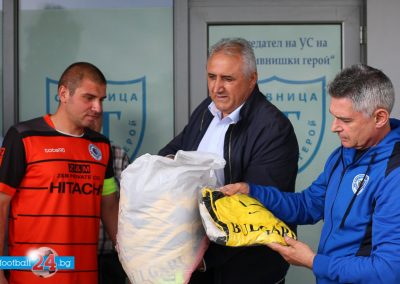 The football players of Slivnishki Geroy received a full set of sports equipment from the Association of Employees of the Ministry of Interior against Organized Crime, donated by the former Minister of Agriculture Mehmed Dikme and the Member of the Board of the Association Ivan Krastanov. Everyone from the club also received as a gift Ivan Palchev's book "TERROR", which was autographed and dedicated by the author