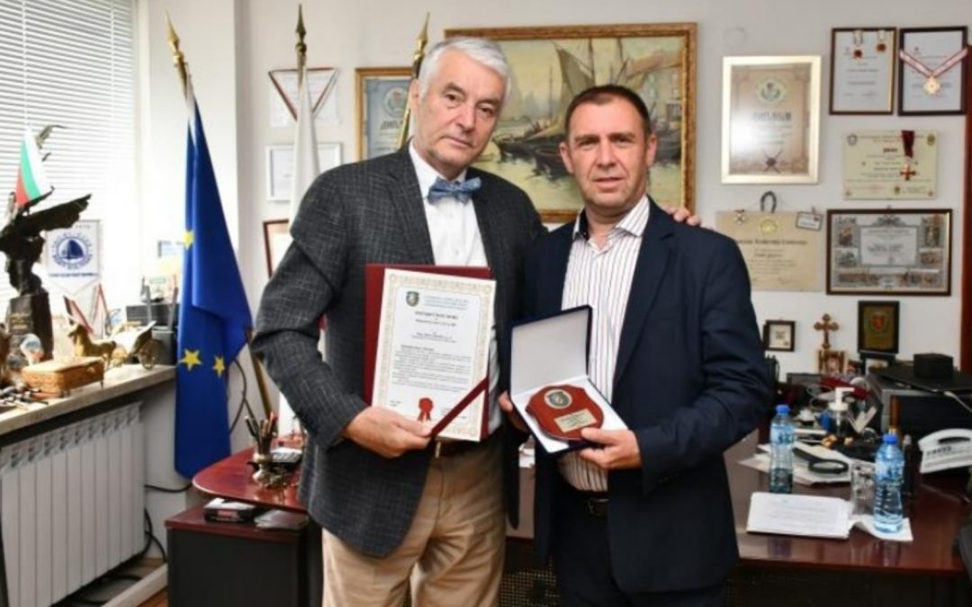 The Board of Directors of the Association of “The employees of the Ministry of Interior worked and are working against the organized one Crime” awarded the President of the Bulgarian Red Cross, Acad. Hristo Grigorov, with an honorary plaque for the great contribution of the organization in the fight against COVID-19.