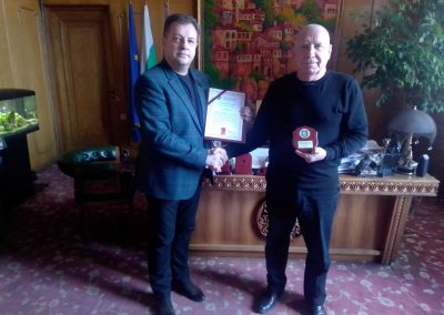 Недялко Йорданов-регионален представител за В. ТЪРНОВО награждава Кмета на община В. Търново-Даниел Панов.