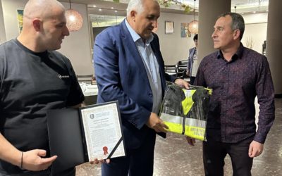 Мехмед Дикме дарява на старши инспектор Петър Янчев 12 броя светлоотразителни жилетки