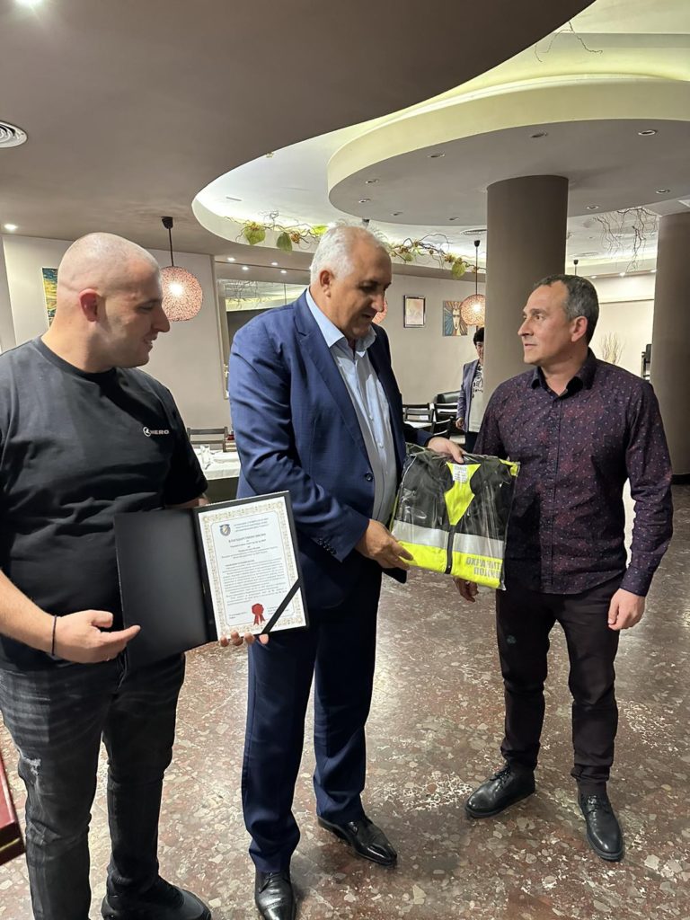 Мехмед Дикме- член на АС на МВР дарява на старши инспектор Петър Янчев- началник охранителна полиция РУ Царево 12 броя светлоотразителни жилетки за служителите на районното управление.
